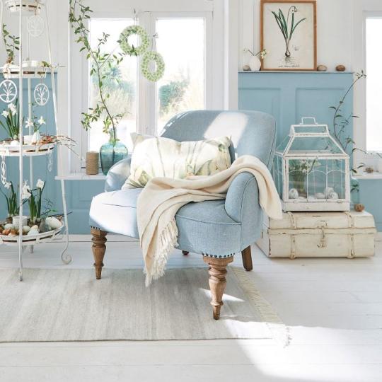 shabby chic cottage calunene kreslo prirodna modra lanova latka country stredomorsky vidiecky dom obyvacka nabytok vidiecka vila nabytok.jpg